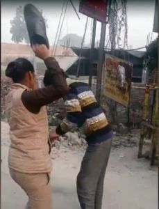  छात्रो को परेशान करने वाले मनचले पर महिला पुलिसकर्मी ने बीच सड़क बरसाए जूते