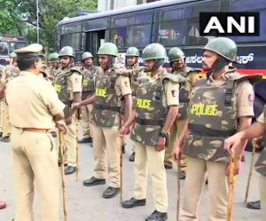  CAA विरोध : दिल्ली-गुड़गांव सीमा पर जाम, लाल किले के पास लगाई गई धारा 144