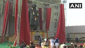  PM मोदी ने लखनऊ में किया अटल की प्रतिमा का अनावरण