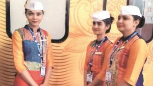  MNS की धमकी के बाद बदल गई TEJAS ट्रेन की होस्टेस के सर पर दिखी गांधी टोपी