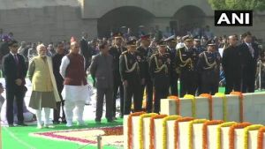  प्रधानमंत्री मोदी, पूर्व पीएम मनमोहन सिंह और सोनिया गांधी ने दी बापू को श्रद्धांजलि