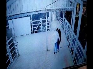  मुंबई: रेलवे ब्रिज पर लड़कियों को जबरन 'किस' करने वाले शख्स को पुलिस ने धर दबोचा