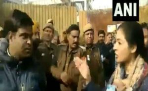  कांग्रेस प्रत्याशी अलका लांबा ने आप कार्यकर्ता को जड़ा थप्पड़, बोली...........