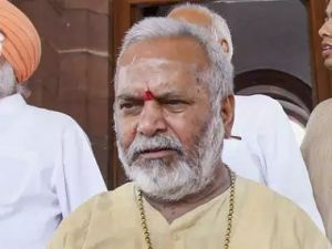  स्वामी चिन्मयानंद केस : पीड़िता ने केस को यूपी से दिल्ली ट्रांसफर करने की मांग की 