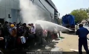  दिल्ली में प्रवासी मजदूरों के साथ अमानवीय बर्ताव, प्रवासी मज़दूरों पर कर दिया कीटाणुनाशक का छिड़काव 