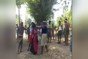  गुजरात के उदयपुर जिले के एक गांव में आदिवासी लड़की की बाल खींचकर लाठियों से पिटाई, देखते रहे लोग 