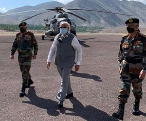 लद्दाख पहुंचे प्रधानमंत्री नरेंद्र मोदी, सैन्यकर्मियों से की बातचीत लद्दाख पहुंचे प्रधानमंत्री नरेंद्र मोदी, सैन्यकर्मियों से की बातचीत