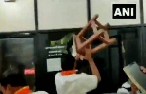 मनसे कार्यकर्ता ने किया कृषि विभाग के दफ्तर में तोड़फोड़, किसानों को दिया गया बीज नहीं अंकुरा तो भड़के मनसे कार्यकर्ता ने किया कृषि विभाग के दफ्तर में तोड़फोड़, किसानों को दिया गया बीज नहीं अंकुरा तो भड़के