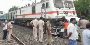 पटना में जनशताब्दी एक्सप्रेस व कार की भीषण टक्कर, हादसे में 4 लोगों की मौत पटना में जनशताब्दी एक्सप्रेस व कार की भीषण टक्कर, हादसे में 4 लोगों की मौत