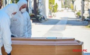 बेंगलुरु में कोरोना का डरावना रूप, इलेक्ट्रिक शव दाह गृह में अंतिम संस्कार के लिए लगी लंबी लाइन बेंगलुरु में कोरोना का डरावना रूप, इलेक्ट्रिक शव दाह गृह में अंतिम संस्कार के लिए लगी लंबी लाइन