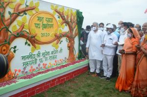 मातृ छाया पथ वृक्षारोपण के लोकार्पण अवसर पर मुख्यमंत्री ने रोपा कृष्ण वट और बेल मातृ छाया पथ वृक्षारोपण के लोकार्पण अवसर पर मुख्यमंत्री ने रोपा कृष्ण वट और बेल