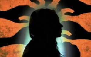 शर्मनाक!, मां के लिए दवा लेने गई नाबालिग का अपहरण कर 7 लोगों ने किया गैंगरेप, बनाया वीडियो शर्मनाक!, मां के लिए दवा लेने गई नाबालिग का अपहरण कर 7 लोगों ने किया गैंगरेप, बनाया वीडियो