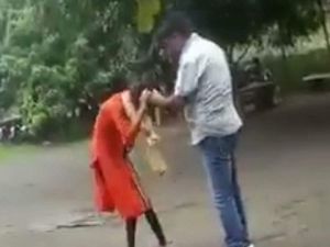 झारखंड में थाना प्रभारी का दबंगई, थाने में लड़की को पीटा, दीं भद्दी गालियां झारखंड में थाना प्रभारी का दबंगई, थाने में लड़की को पीटा, दीं भद्दी गालियां