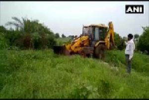 मध्यप्रदेश: शासकीय भूमि पर अतिक्रमण हटाने की कार्रवाई के दौरान महिला ने खुद को लगाई आग मध्यप्रदेश: शासकीय भूमि पर अतिक्रमण हटाने की कार्रवाई के दौरान महिला ने खुद को लगाई आग