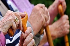 बुजुर्गों का ख्याल रखने SC ने राज्य और केंद्र सरकारों को दिया निर्देश बुजुर्गों का ख्याल रखने SC ने राज्य और केंद्र सरकारों को दिया निर्देश