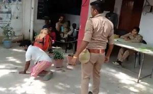 UP:दिव्यांग का आरोप, पुलिस कॉन्सटेबल ने उसके साथ दुर्व्यवहार और मारपीट की तथा उसे चौकी तक ले आया UP:दिव्यांग का आरोप, पुलिस कॉन्सटेबल ने उसके साथ दुर्व्यवहार और मारपीट की तथा उसे चौकी तक ले आया
