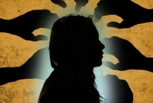 ब्लैकमेल से परेशान गैंगरेप पीड़िता ने की खुदकुशी…एक साल पहले 3 हैवानो ने वारदात को दिया था अंजाम ब्लैकमेल से परेशान गैंगरेप पीड़िता ने की खुदकुशी…एक साल पहले 3 हैवानो ने वारदात को दिया था अंजाम