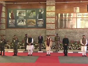 प्रधानमंत्री नरेंद्र मोदी ने हिमाचल प्रदेश के रोहतांग में दुनिया की सबसे लंबी सुरंग 'अटल टनल' का किया उद्घाटन प्रधानमंत्री नरेंद्र मोदी ने हिमाचल प्रदेश के रोहतांग में दुनिया की सबसे लंबी सुरंग 'अटल टनल' का किया उद्घाटन