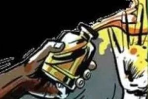 उत्तर प्रदेश : गोंडा में तीन दलित बेटियों पर सोते समय फेंका गया तेजाब, एक की हालत नाजुक उत्तर प्रदेश : गोंडा में तीन दलित बेटियों पर सोते समय फेंका गया तेजाब, एक की हालत नाजुक