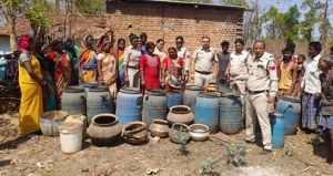 अवैध महुआ शराब बनाने के आरोप में दो महिलाओं को किया गिरफ्तार अवैध महुआ शराब बनाने के आरोप में दो महिलाओं को किया गिरफ्तार