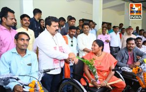 उपमुख्यमंत्री श्री विजय शर्मा ने दिव्यांगजनों को बैटरी चलित मोटराइज्ड ट्रायसायकल और व्हील चेयर का किया वितरण उपमुख्यमंत्री श्री विजय शर्मा ने दिव्यांगजनों को बैटरी चलित मोटराइज्ड ट्रायसायकल और व्हील चेयर का किया वितरण