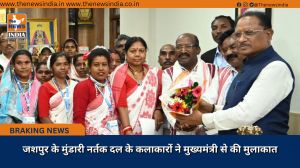 जशपुर के मुंडारी नर्तक दल के कलाकारों ने मुख्यमंत्री से की मुलाकात