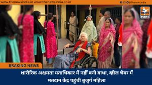 शारीरिक अक्षमता मताधिकार में नहीं बनी बाधा, व्हील चेयर में मतदान केंद्र पहुंची बुजुर्ग महिला