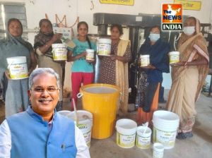  विशेष लेख : गोबर से प्राकृतिक पेंट का निर्माण कर ग्रामीण महिलाएं आर्थिक रूप से हो रही हैं मजबूत