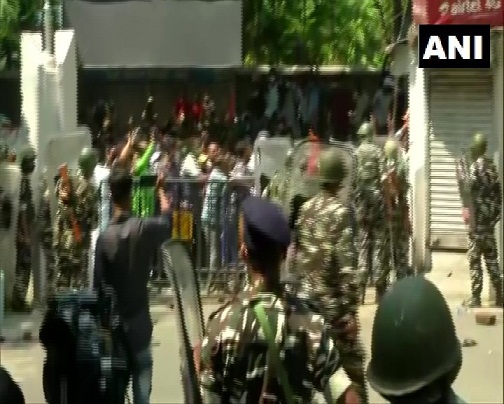 नारद स्टिंग मामला: मंत्रियों की गिरफ्तारी के बाद तनाव, पुलिस ने कि लाठीचार्ज नारद स्टिंग मामला: मंत्रियों की गिरफ्तारी के बाद तनाव, पुलिस ने कि लाठीचार्ज