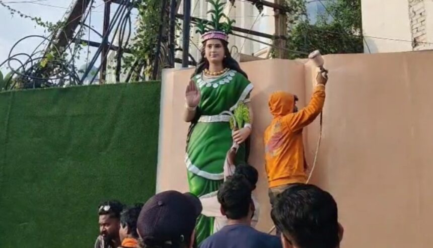 Crime : छत्तीसगढ़ महतारी की प्रतिमा तोड़ने वाला आरोपी गिरफ्तार, नई मूर्ति स्थापित Crime : छत्तीसगढ़ महतारी की प्रतिमा तोड़ने वाला आरोपी गिरफ्तार, नई मूर्ति स्थापित