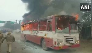  नागरिकता संशोधन कानून : यूपी में हिंसक हुआ आंदोलन, प्रदर्शनकारियों ने जलाई रोडवेज बस