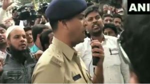  प्रदर्शनकारियों के सामने DCP ने गाया राष्ट्रगान, चुपचाप लौट गए प्रदर्शनकारी