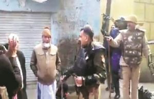  मेरठ एसपी का वीडियो वायरल- लोगों से कहा-“खाओगे यहां का, गाओगे कहीं और का”, पाकिस्तान चले जाओ