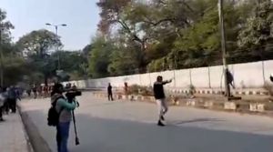  CAA प्रदर्शन : जामिया यूनिवर्सिटी इलाके में एक शख्स ने गोली चलाकर कहा - मैं तुम्हे आजादी दिलाता हूं