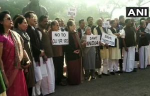 बजट सत्र से पहले दर्जनभर विपक्षी दलों का CAA, NPR, NRC के खिलाफ संसद परिसर में विरोध-प्रदर्शन