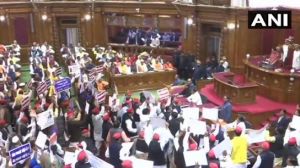  यूपी विधानसभा में पीठ पर गैस सिलेंडर लेकर सदन में पहुंचे विपक्षी विधायक, हंगामा 