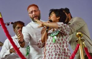  ओवैसी के मंच से 'पाकिस्तान जिंदाबाद' के नारे लगाने वाली अमूल्या लियोन के घर पर तोड़फोड़