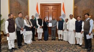  सोनिया गांधी के नेतृत्व में कांग्रेस ने राष्ट्रपति को सौंपा ज्ञापन, दिल्ली हिंसा के दौरान मूकदर्शक बनी रही केंद्र और केजरीवाल सरकार