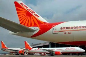  कार में केवल दो व्यक्ति बैठने की अनुमति और फ्लाइट की बीच वाली सीट भी होगी बुक, सरकार का अटपटा फैसला 