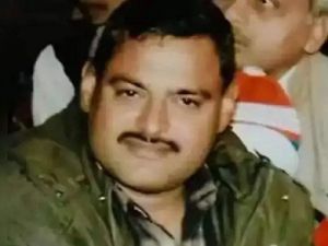  कानपुर एनकाउंटर केस : 8 पुलिसकर्मियों की हत्या करने वाले हिस्ट्रीशीटर विकास दुबे का घर JCB से तोड़ा गया 