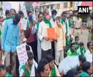  कर्नाटक: किसानों ने बेलगावी हवाई अड्डे पर सड़क जाम कर की मुआवजे की मांग 
