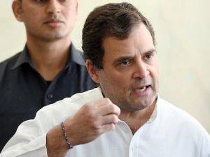  राहुल गांधी ने मोदी सरकार पर कसा तंज, कहा- नॉन बुलेट प्रूफ ट्रक में जवान, पीएम के लिए करोड़ों का विमान