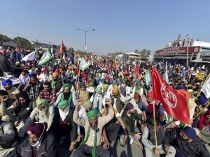 किसान आंदोलन का तीसरा दिन- अपनी मांगों पर अड़े अन्नदाता, जानिए अबतक की बड़ी बातें