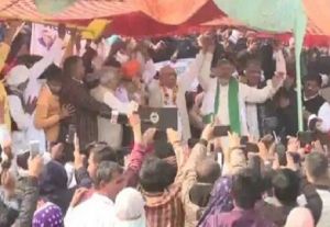 राकेश टिकैत का मंच गिरा : जींद कंडेला गांव में महापंचायत में मंच टूटने से हड़कंप