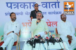 प्रेसवार्ता : प्रारंभ में प्रेस क्लब भानुप्रतापपुर द्वारा मुख्यमंत्री को मोमेंटो देकर स्वागत किया गया...