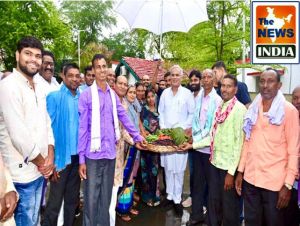 गोधन न्याय योजना में 144 करोड़ की गोबर खरीदी पर महिला समूह और किसानों ने मुख्यमंत्री को 'गाय-बछड़ा' आशीर्वाद स्वरूप भेंट किया