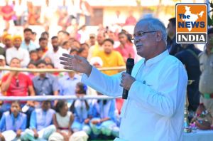 भेंट-मुलाकात : पतराटोली : भेंट-मुलाकात सभा को संबोधित करते हुए मुख्यमंत्री श्री भूपेश बघेल योजनाओं के क्रियान्वयन की जानकारी ले रहे हैं...
