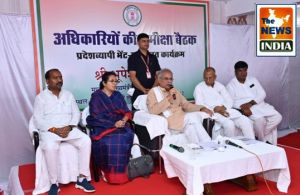 भेंट मुलाकात मनेन्द्रगढ़ में अधिकारियों की समीक्षा बैठक