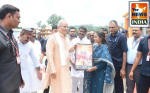   श्री विजय हनुमान मंदिर दर्शन कर मुख्यमंत्री श्री भूपेश बघेल को निकलते देख जसगीत गायिका जसमीत ने आवाज़ दी...