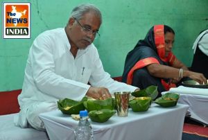  मुख्यमंत्री श्री भूपेश बघेल ने ग्राम केरा निवासी किसान श्री संतोष बंजारे के घर बड़ी ही सादगी के साथ लिया भोजन का स्वाद